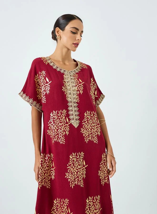 تايك تو جلابية بطبعة شجر وتفاصيل ذهبية